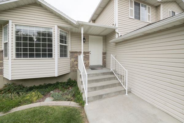 Cost of White Vinyl Siding Replacement in Lynnwood